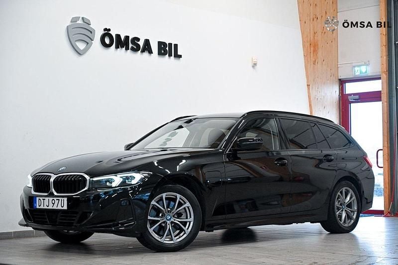 Svart Begagnad 2023 BMW 330e Sport Line Kombi | 349 800 kr - Bild 1/4