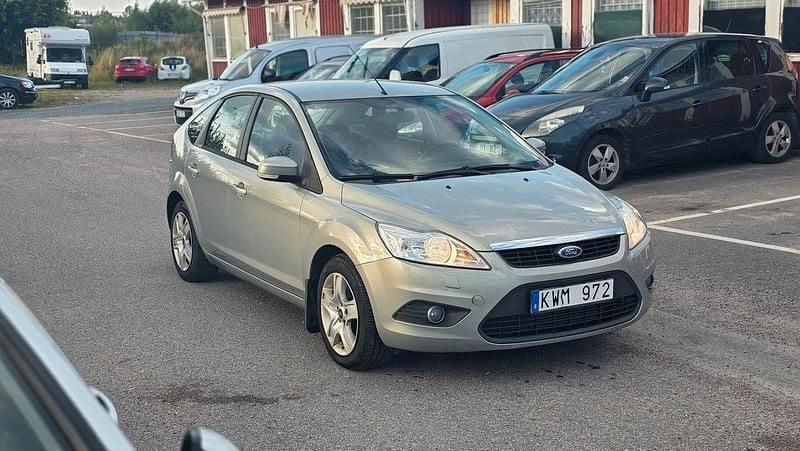 Grå Begagnad 2011 Ford Focus Platinum Halvkombi | 27 900 kr (Bra pris) - Bild 1/4