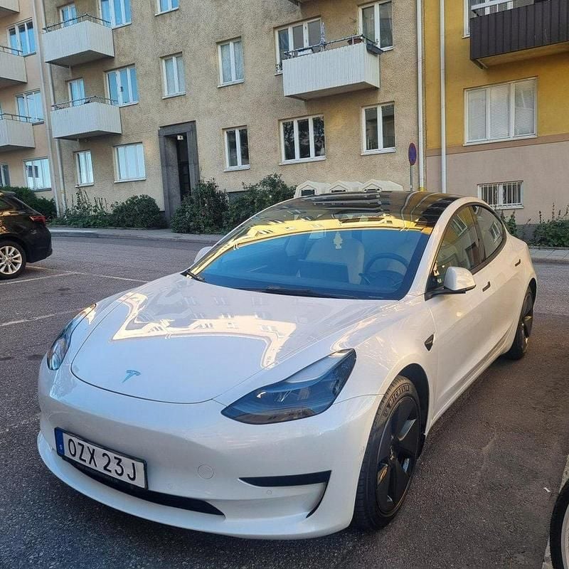 Vit Begagnad 2021 Tesla Model 3 Standard Range Plus Sedan | 320 000 kr (Dyr) - Bild 1/1