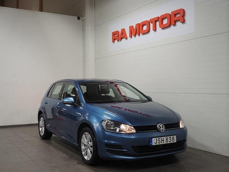 Pacific blue metallic Begagnad 2015 VW Golf VII Halvkombi | 109 900 kr (Marknadspris) - Bild 1/3