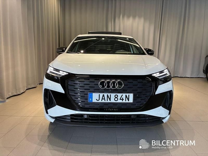 Vit Begagnad 2024 Audi Q4 Sportback e-tron Comfort SUV | 569 900 kr - Bild 1/4