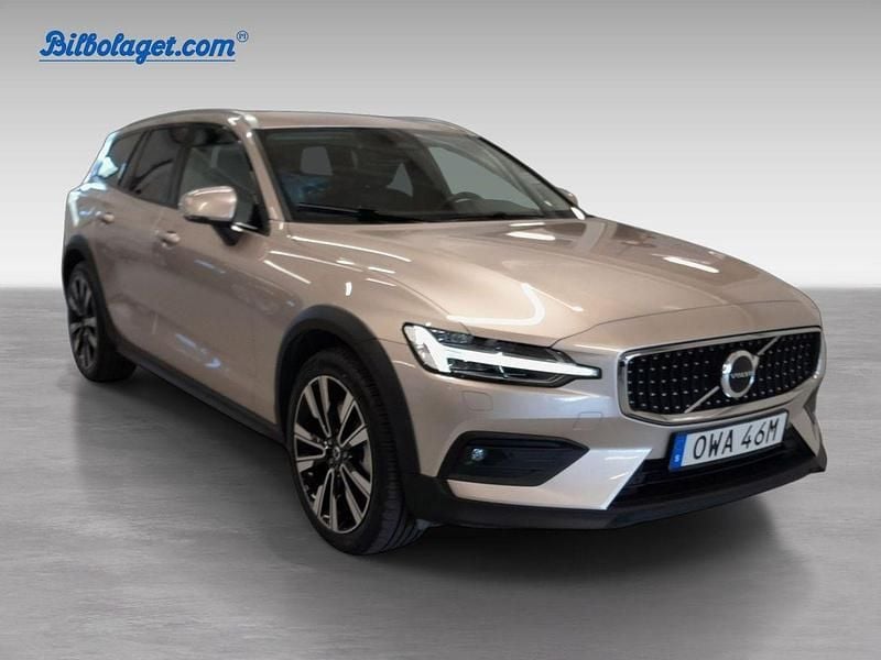 Grå Begagnad 2024 Volvo V60 CC Plus Kombi | 468 900 kr (Marknadspris) - Bild 1/4