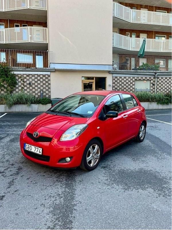 Röd Begagnad 2011 Toyota Yaris Halvkombi | 43 000 kr (Marknadspris) - Bild 1/4