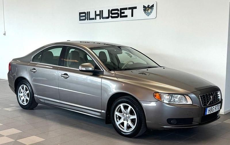 Grå Begagnad 2008 Volvo S80 Sedan | 69 900 kr (Marknadspris) - Bild 1/4