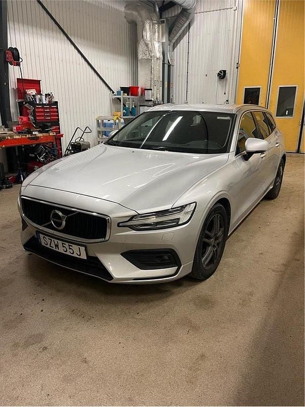Silver Begagnad 2021 Volvo V60 Momentum Kombi | 250 000 kr (Bra pris) - Bild 1/4