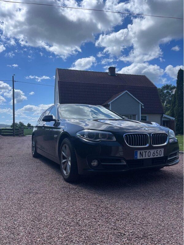 Brun Begagnad 2015 BMW 520 Kombi | 169 000 kr (Lite dyr) - Bild 1/4