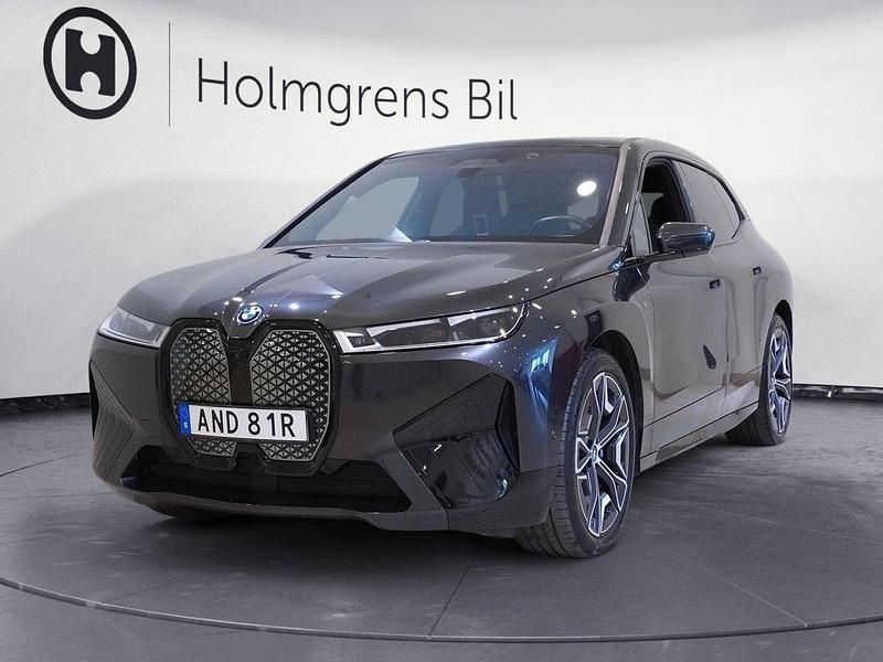 Grå Begagnad 2023 BMW iX Comfort Edition SUV | 799 900 kr (Superpris) - Bild 1/4