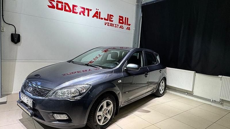 Grå Begagnad 2010 Kia Ceed Halvkombi | 37 900 kr (Superpris) - Bild 1/4