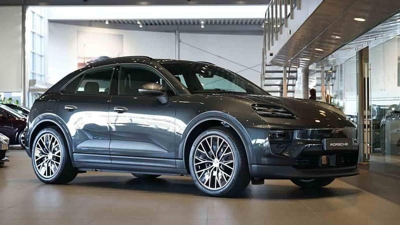 Grå Ny 2025 Porsche Macan 4 Electric SUV | 988 400 kr - Bild 1/1