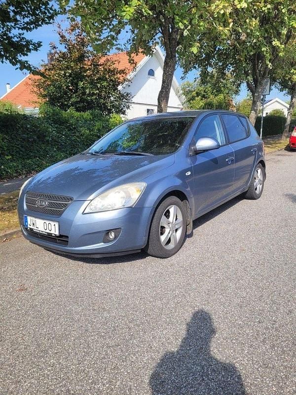 Blå Begagnad 2009 Kia Ceed 4 Halvkombi | 15 000 kr (Marknadspris) - Bild 1/4