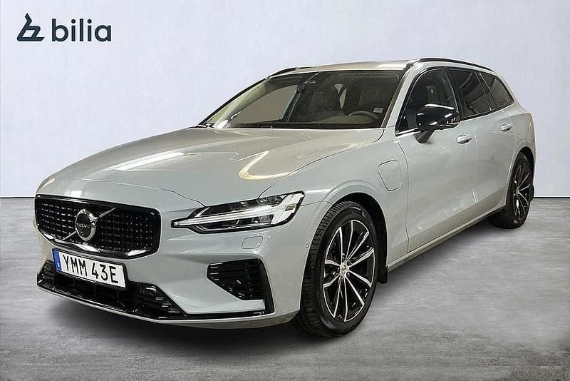 Grå Begagnad 2025 Volvo V60 Plus Kombi | 474 900 kr (Marknadspris) - Bild 1/3