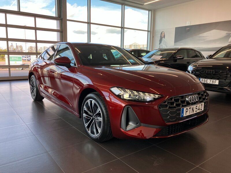 Röd (grenadinröd metallic) Ny 2025 Audi A5 Sportkupé | 631 100 kr - Bild 1/4