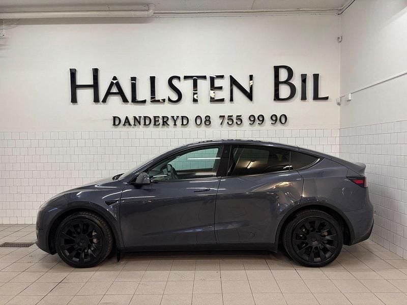 Grå Begagnad 2022 Tesla Model Y Long Range AWD SUV | 319 000 kr (Marknadspris) - Bild 1/4