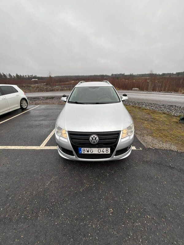 Silver Begagnad 2010 VW Passat Sportline Kombi | 30 000 kr (Bra pris) - Bild 1/4