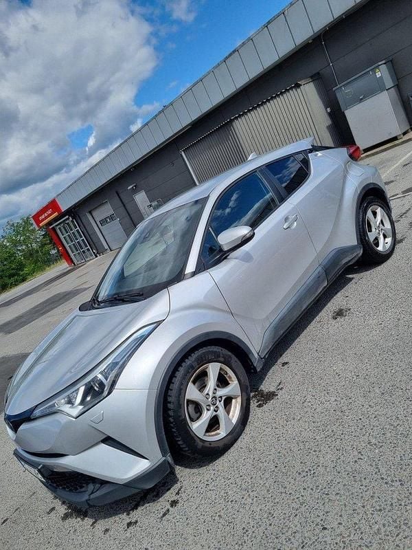 Silver Begagnad 2017 Toyota C-HR Executive SUV | 167 500 kr (Bra pris) - Bild 1/4