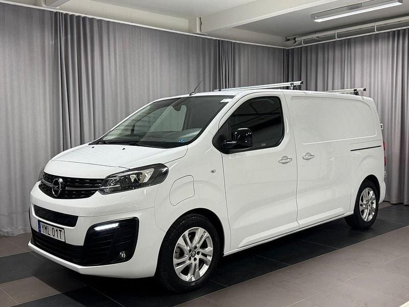 Vit Begagnad 2022 Opel Vivaro-e Combi Van | 337 375 kr (Marknadspris) - Bild 1/4