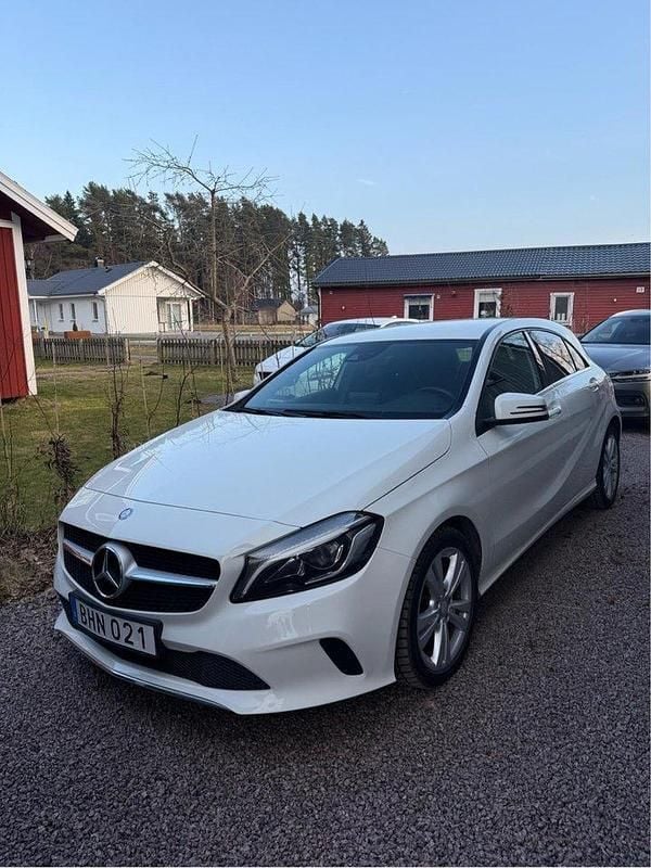 Vit Begagnad 2016 Mercedes A180 Halvkombi | 149 900 kr (Marknadspris) - Bild 1/4