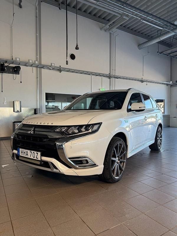 Vit Begagnad 2019 Mitsubishi Outlander P-HEV SUV | 209 900 kr (Marknadspris) - Bild 1/4