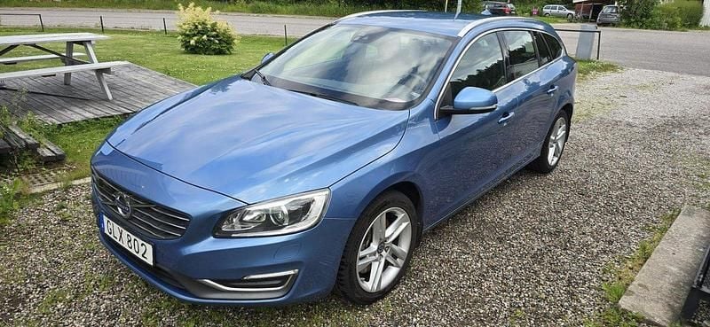 Blå Begagnad 2015 Volvo V60 Summum Kombi | 133 000 kr (Bra pris) - Bild 1/4