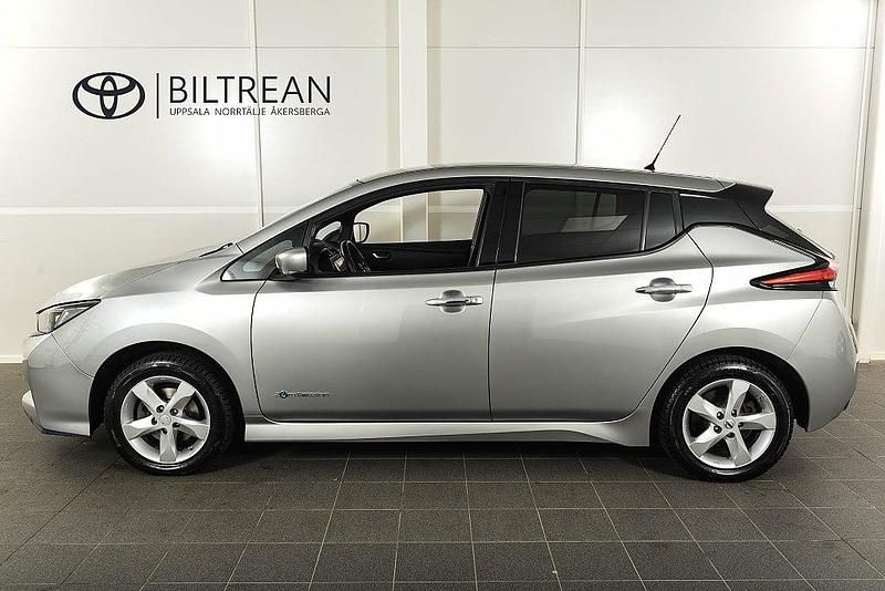 Begagnad Nissan Leaf N-Connecta 160 kW (218 HK) 2019 Silver Halvkombi