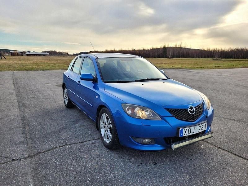 Blå Begagnad 2005 Mazda 3 Halvkombi | 36 000 kr (Dyr) - Bild 1/4