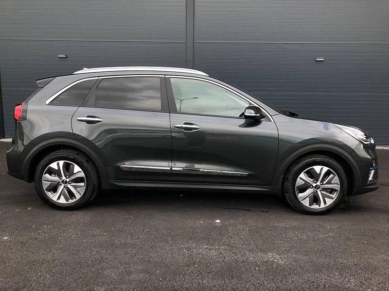 Grå Begagnad 2021 Kia e-Niro Plus SUV | 278 900 kr (Marknadspris) - Bild 1/4