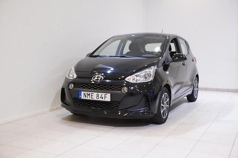 Svart Begagnad 2019 Hyundai i10 Trend Halvkombi | 109 900 kr (Marknadspris) - Bild 1/4