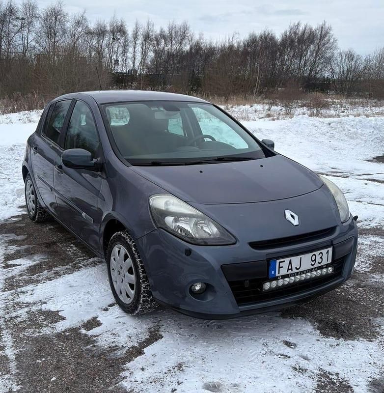 Begagnad Renault Clio II 75 HK (55 kW) 2010 Halvkombi