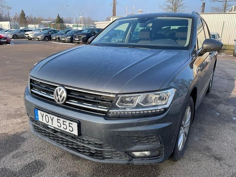 Grå metallic Begagnad 2018 VW Tiguan Executive SUV | 179 000 kr (Marknadspris) - Bild 1/2
