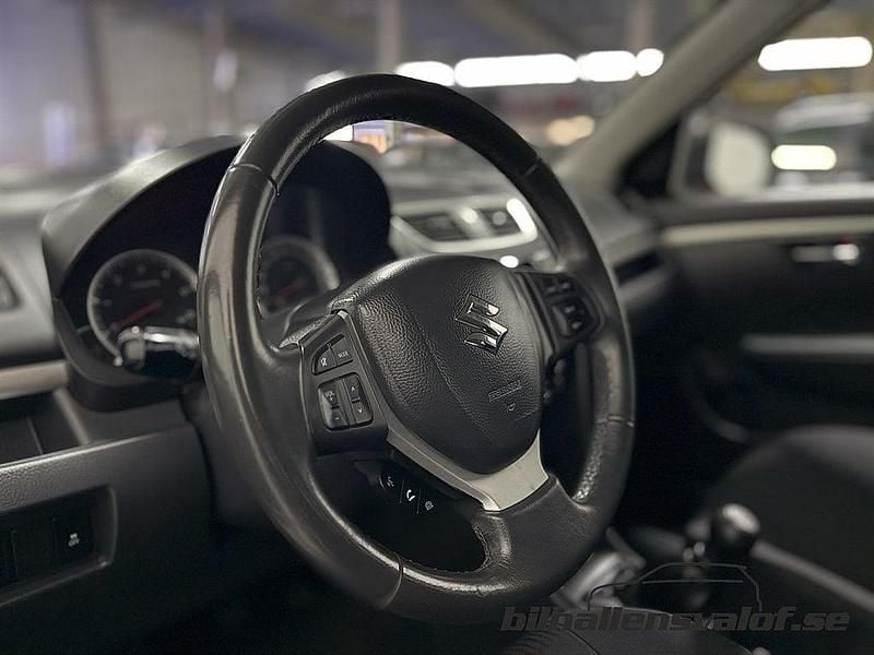 Begagnad Suzuki Swift Exclusive 75 HK (55 kW) 2011 Röd Halvkombi