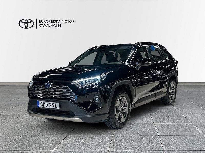 Svart Begagnad 2024 Toyota RAV4 Hybrid Active SUV | 399 900 kr (Marknadspris) - Bild 1/4