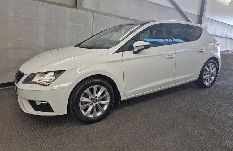 Vit Begagnad 2018 Seat Leon Style Halvkombi | 139 000 kr (Marknadspris) - Bild 1/4