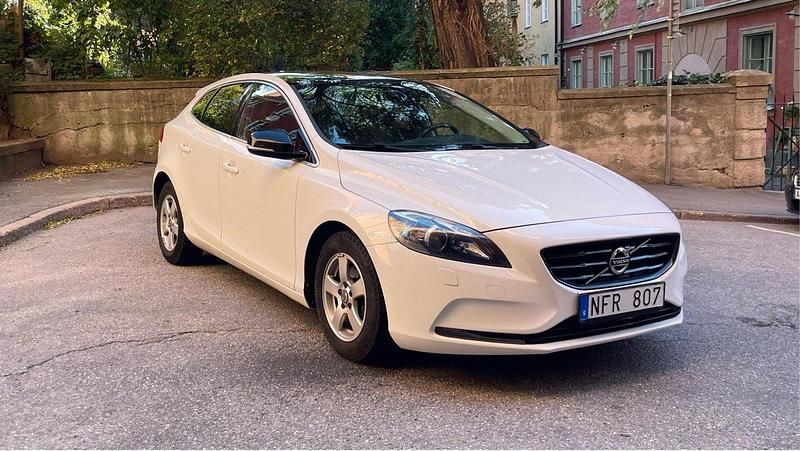 Vit Begagnad 2013 Volvo V40 Momentum Kombi | 88 000 kr (Marknadspris) - Bild 1/4