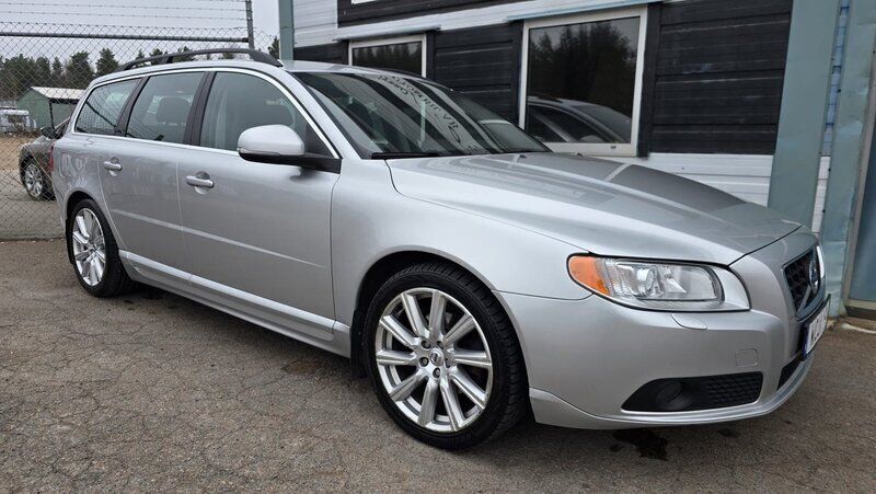 Ljusgrå Begagnad 2012 Volvo V70 Momentum Kombi | 154 900 kr (Dyr) - Bild 1/4
