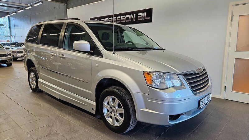 Silver Begagnad 2010 Chrysler Town & Country Minibuss | 119 900 kr - Bild 1/4
