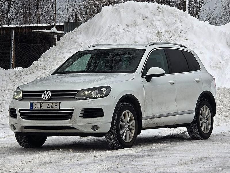 Vit Begagnad 2013 VW Touareg SUV | 99 999 kr (Marknadspris) - Bild 1/4