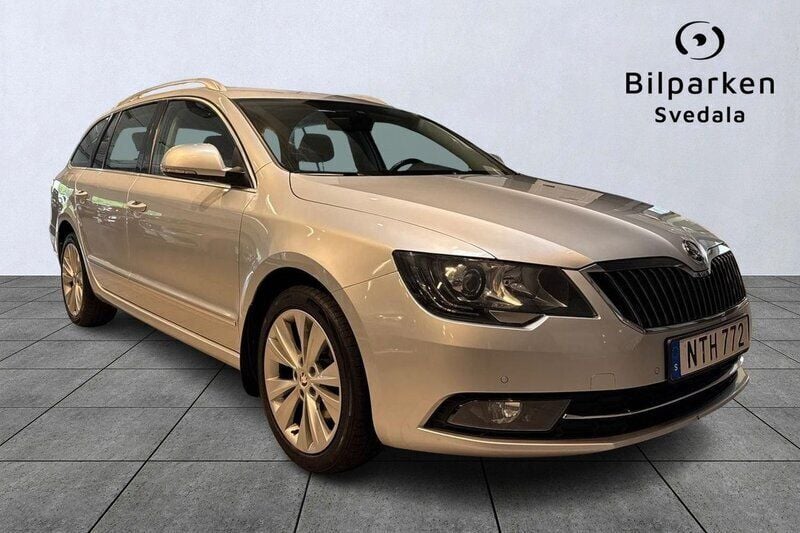 Silver Begagnad 2015 Skoda Superb Kombi | 169 990 kr (Marknadspris) - Bild 1/4