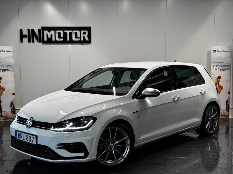 Vit Begagnad 2017 VW Golf VII R Halvkombi | 304 900 kr (Dyr) - Bild 1/4