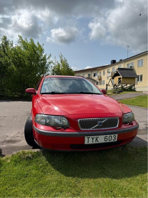 Röd Begagnad 2003 Volvo V70 Kombi | 13 990 kr (Bra pris) - Bild 1/4
