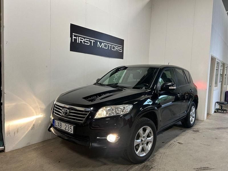 Svart Begagnad 2011 Toyota RAV4 SUV | 99 800 kr (Marknadspris) - Bild 1/4