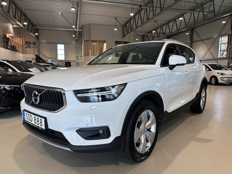 Vit Begagnad 2018 Volvo XC40 Momentum SUV | 259 900 kr (Marknadspris) - Bild 1/4