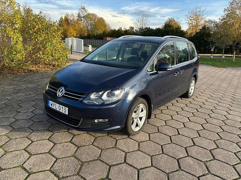 Mörkblå Begagnad 2014 VW Sharan Minibuss | 94 500 kr (Marknadspris) - Bild 1/4