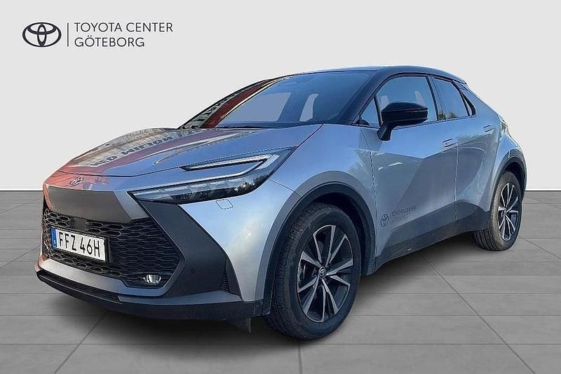 Silver Begagnad 2025 Toyota C-HR Style SUV | 419 900 kr - Bild 1/4