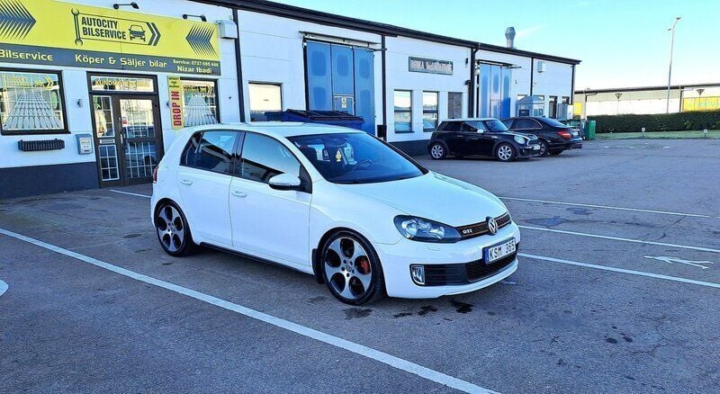 Vit Begagnad 2011 VW Golf VI GTI Halvkombi | 119 900 kr (Lite dyr) - Bild 1/4