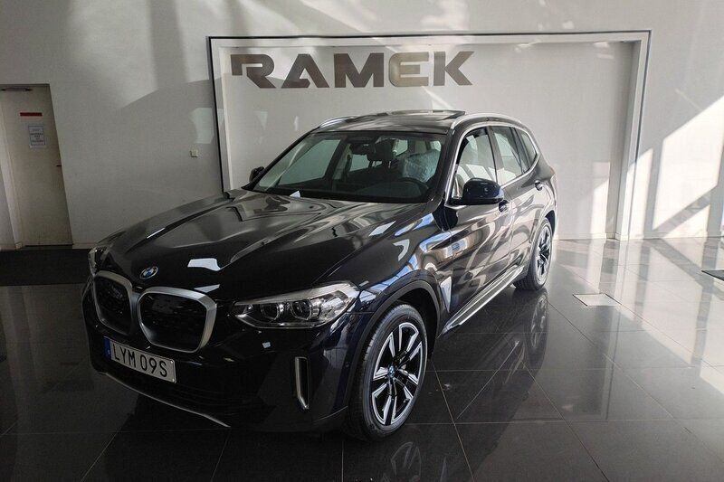 Svart Begagnad 2021 BMW iX3 SUV | 359 000 kr (Superpris) - Bild 1/4