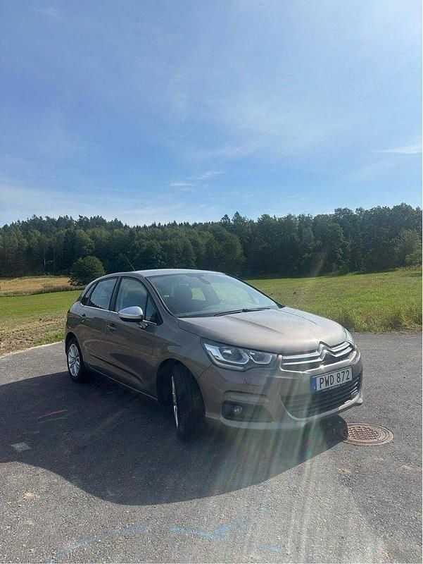 Grå Begagnad 2016 Citroën C4 Halvkombi | 80 000 kr (Marknadspris) - Bild 1/4