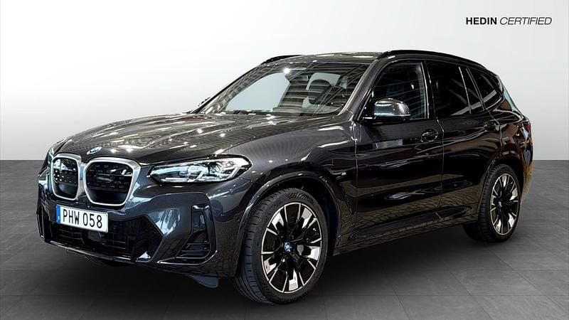 Grå (grey) Begagnad 2022 BMW iX3 M Sport SUV | 419 900 kr (Bra pris) - Bild 1/4