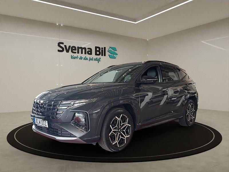 Dark knight metallic Begagnad 2023 Hyundai Tucson N Line SUV | 289 900 kr (Marknadspris) - Bild 1/4
