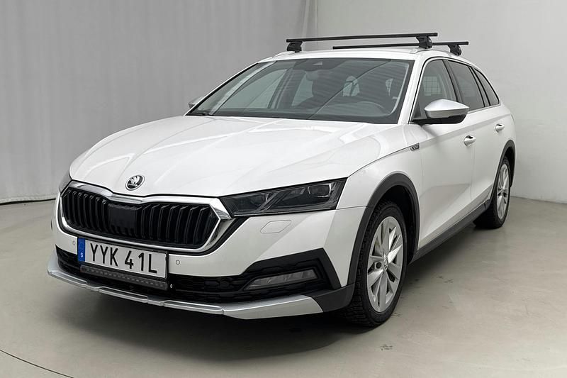 Vit Begagnad 2022 Skoda Octavia Scout Kombi | 269 000 kr (Marknadspris) - Bild 1/4