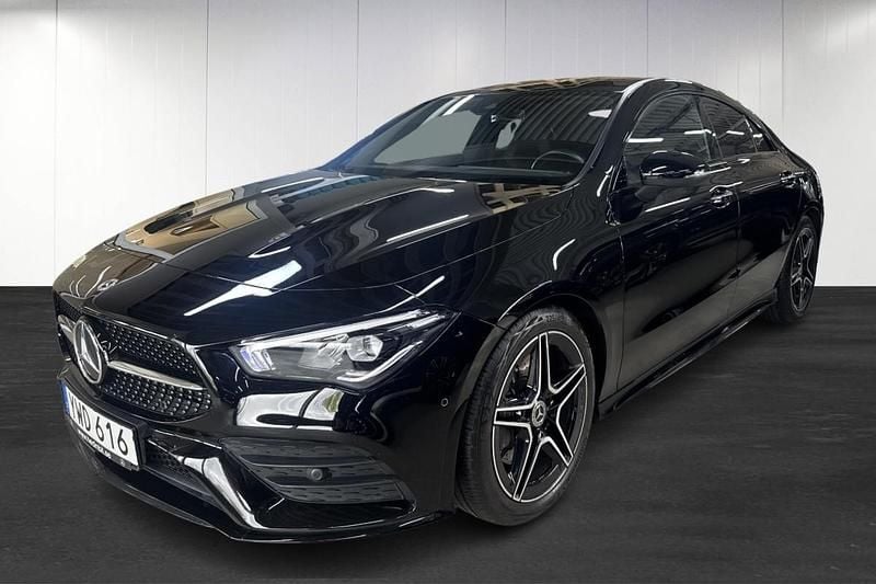 Svart (black) Begagnad 2022 Mercedes CLA200 Premium Sportkupé | 339 900 kr (Marknadspris) - Bild 1/4